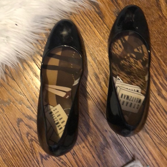 Stuart Weitzman patent round toe pumps - Picture 3 of 5